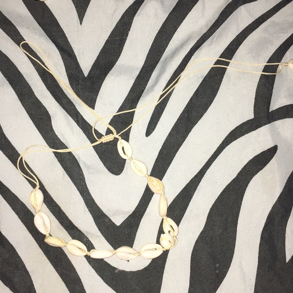 White/cream colored vsco puka shell necklace